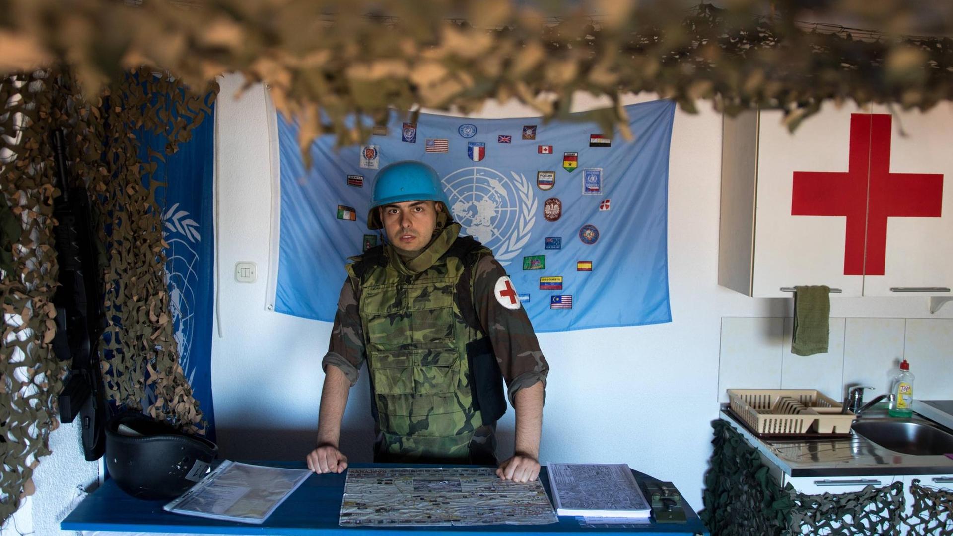 26.06.2017., Sarajevo - Arijan trägt die Uniform eines UN-Blauhelm-Soldaten: Stahlhelm, kugelsichere Weste, Springerstiefel. In diesem Aufzug empfängt er seine Hostel-Gäste.