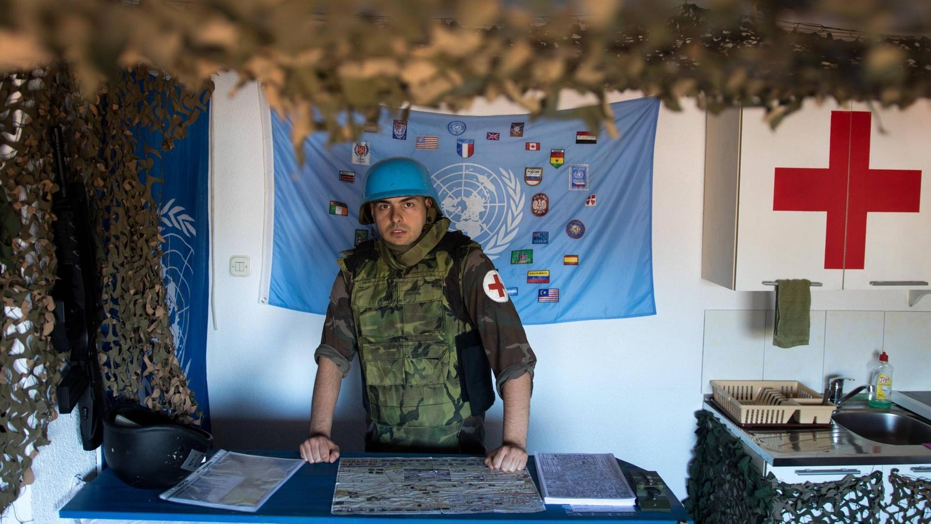 26.06.2017., Sarajevo - Arijan trägt die Uniform eines UN-Blauhelm-Soldaten: Stahlhelm, kugelsichere Weste, Springerstiefel. In diesem Aufzug empfängt er seine Hostel-Gäste. 26.06.2017., Sarajevo - Arijan trägt die Uniform eines UN-Blauhelm-Soldaten: Stahlhelm, kugelsichere Weste, Springerstiefel. In diesem Aufzug empfängt er seine Hostel-Gäste.