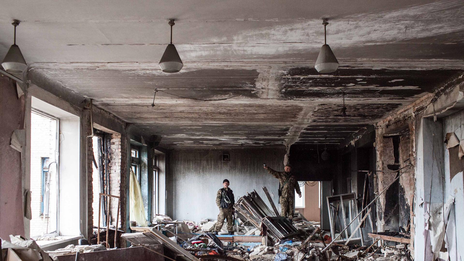 Eine zerstörte Schule in Luhansk in der Ostukraine. Eine zerstörte Schule in Luhansk in der Ostukraine.