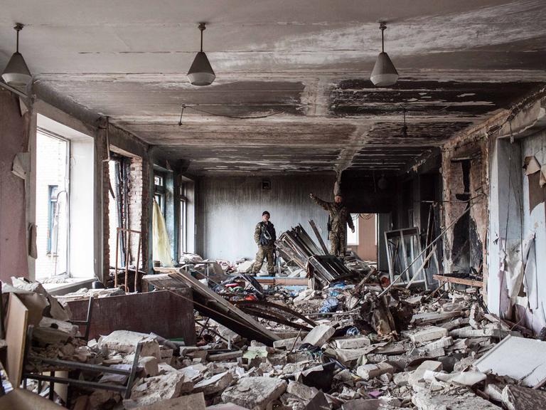 Eine zerstörte Schule in Luhansk in der Ostukraine.