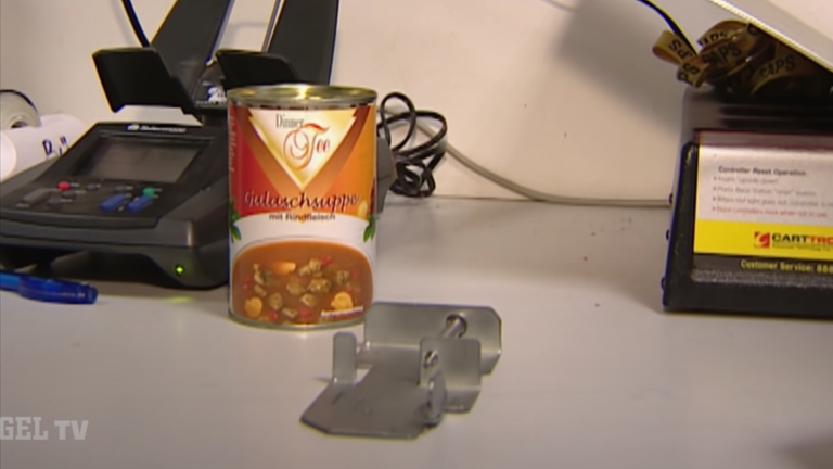 Eine Dose Gulaschsuppe steht auf einem Tisch. Eine Dose Gulaschsuppe steht auf einem Tisch.