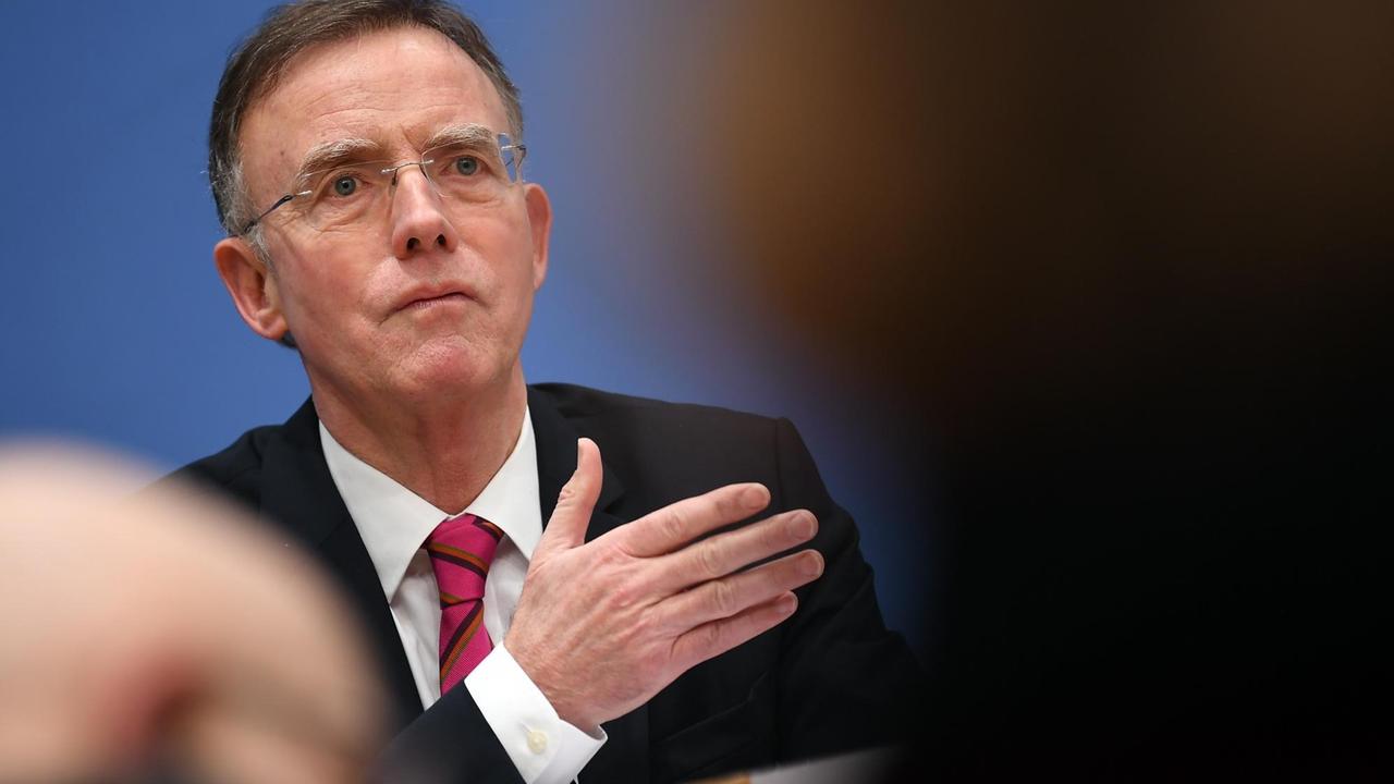 Gerd Landsberg, Hauptgeschäftsführer des Deutschen Städte- und Gemeindebundes. Gerd Landsberg, Hauptgeschäftsführer des Deutschen Städte- und Gemeindebundes.