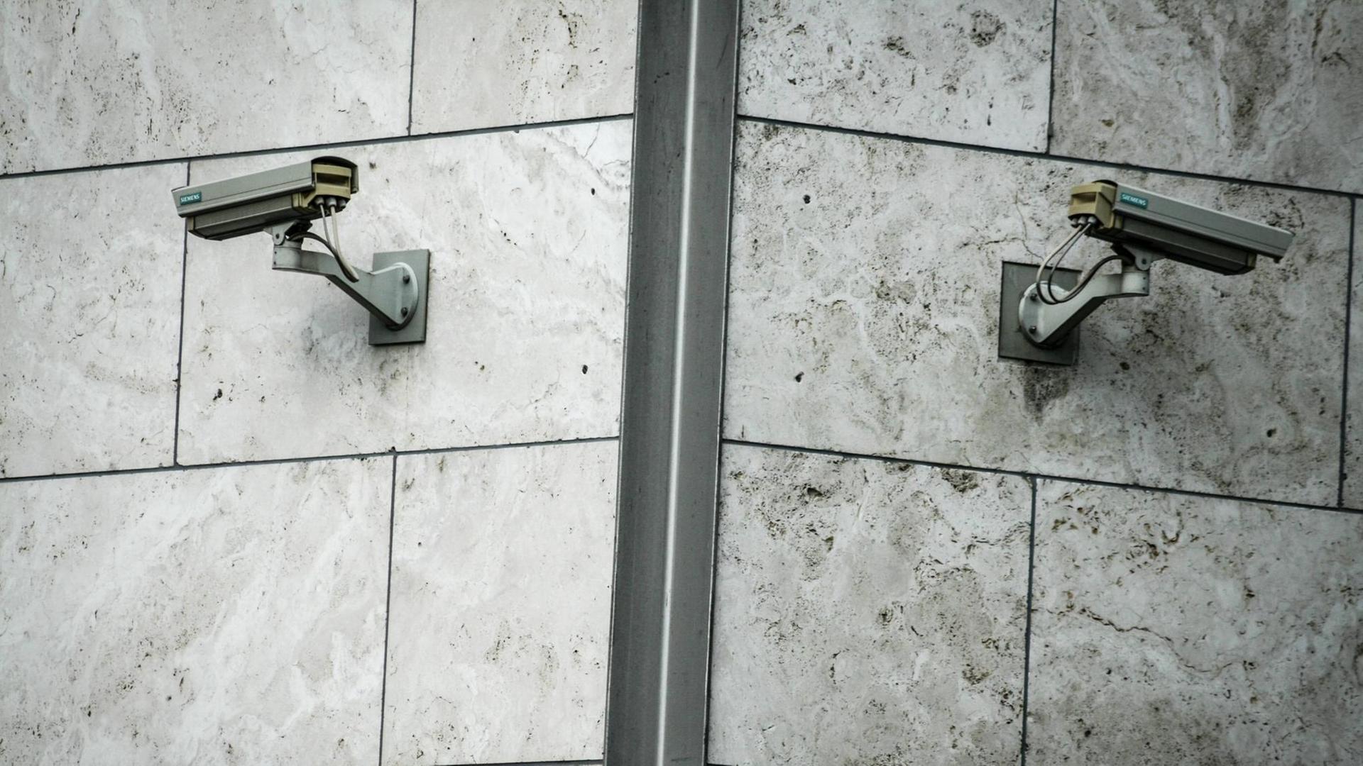 Zwei Überwachungskameras an einer Hauswand. Zwei Überwachungskameras an einer Hauswand.
