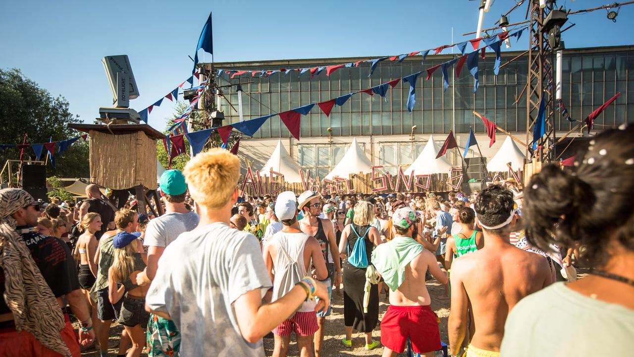 Besucher des Melt!-Festivals schauen auf die Bühne. Besucher des Melt!-Festivals schauen auf die Bühne.