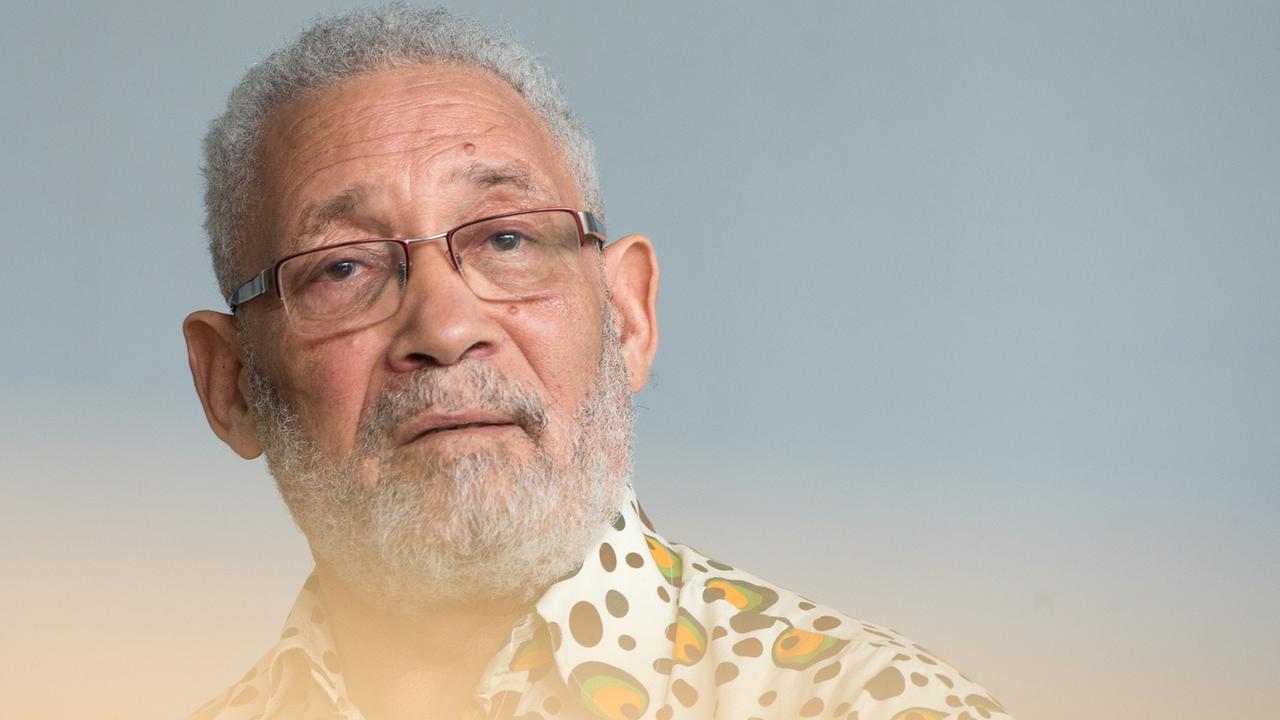 Der in Berlin lebende Herero Israel Kaunatjike auf einer Pressekonferenz des Bündnisses "Völkermord verjährt nicht". Der in Berlin lebende Herero Israel Kaunatjike auf einer Pressekonferenz des Bündnisses "Völkermord verjährt nicht".