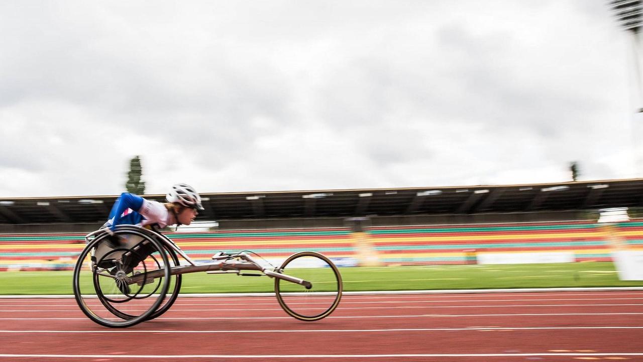 Rollstuhlfahrer beim 100-Meter-Sprint den Internationalen Deutschen Leichtathletik Meisterschaften der Menschen mit Behinderung Rollstuhlfahrer beim 100-Meter-Sprint den Internationalen Deutschen Leichtathletik Meisterschaften der Menschen mit Behinderung