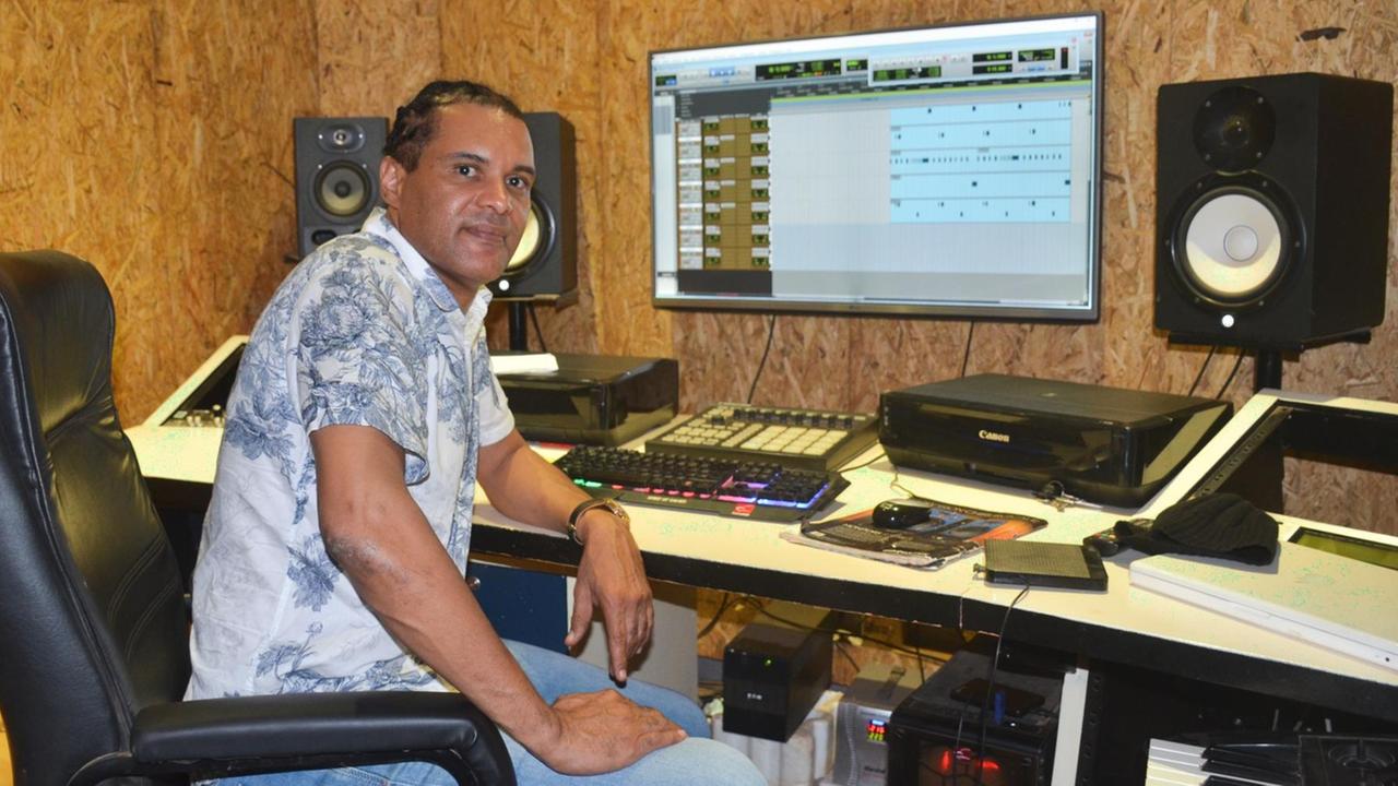 Der Rapper Serge Bambara alias Smockey in seinem Musikstudio Der Rapper Serge Bambara alias Smockey in seinem Musikstudio