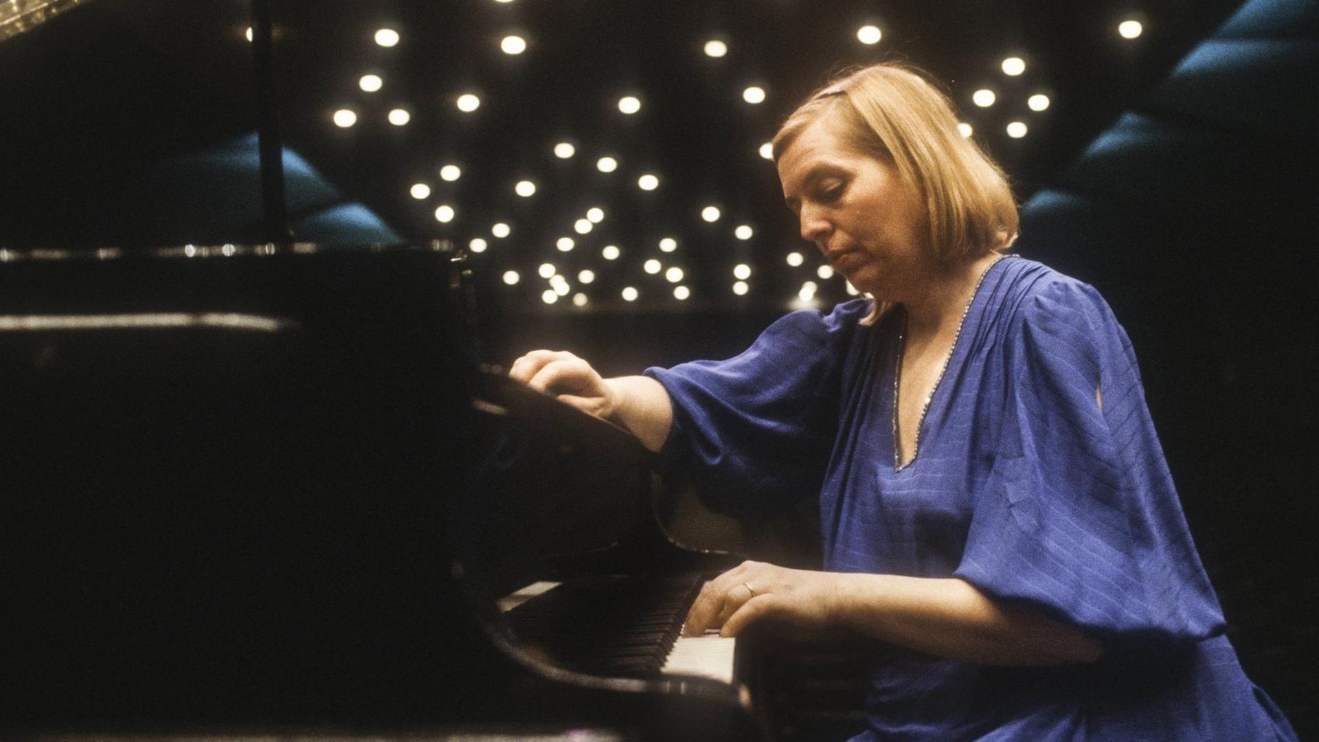 Die italienische Pianistin Maria Tipo spielt um 1983 in einem Konzert an einem Flügel