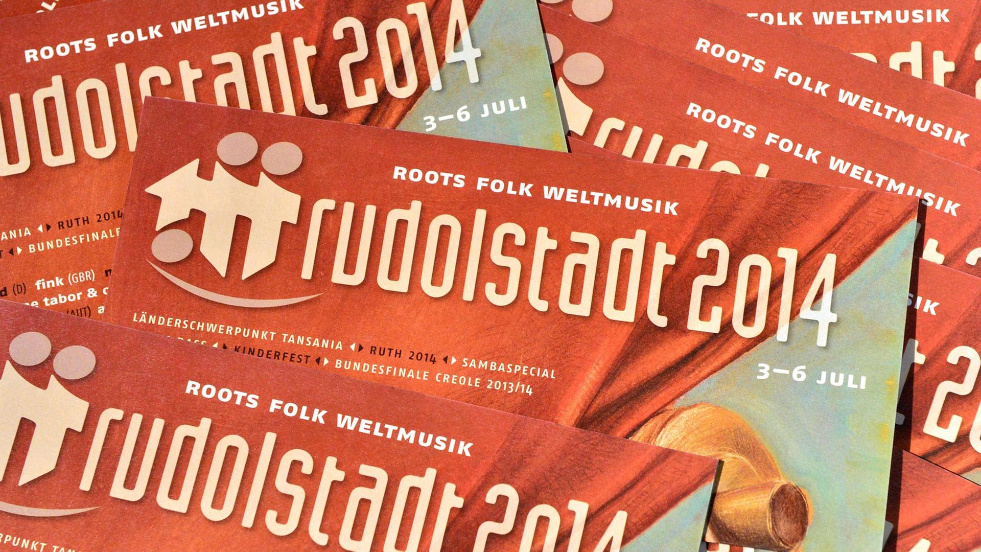 Programmflyer des TFF Rudolstadt liegen am 10.04.2014 in Rudolstadt (Thüringen) auf einem Tisch. Das nach Angaben der Veranstalter größte Weltmusikfestival in Deutschland findet vom 3. bis 6. Juli in Rudolstadt statt. Über 160 Bands spielen an den vier Festivaltagen mehr als 200 Konzerte. Programmflyer des TFF Rudolstadt liegen am 10.04.2014 in Rudolstadt (Thüringen) auf einem Tisch. Das nach Angaben der Veranstalter größte Weltmusikfestival in Deutschland findet vom 3. bis 6. Juli in Rudolstadt statt. Über 160 Bands spielen an den vier Festivaltagen mehr als 200 Konzerte.