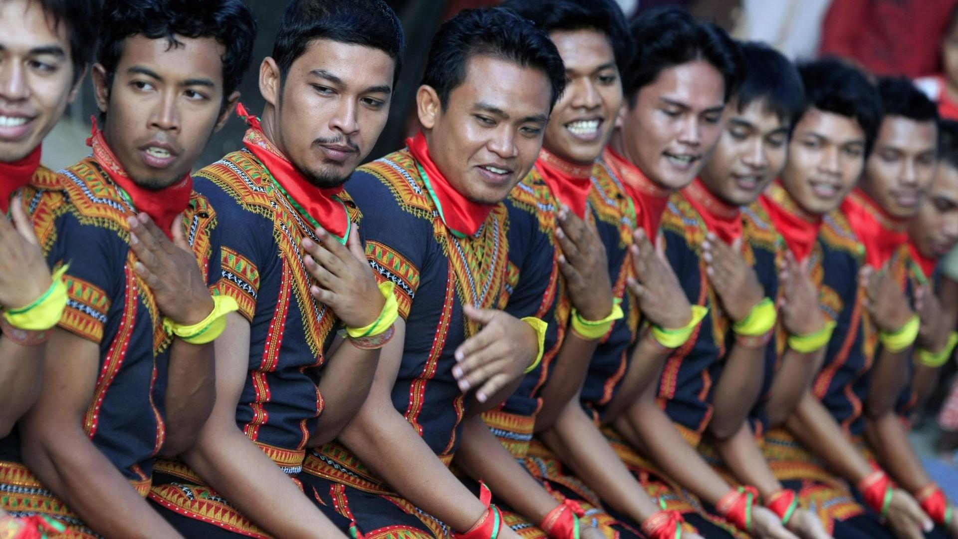 Tanz der Tausend Hände in Aceh/Indonesien Tanz der Tausend Hände in Aceh/Indonesien