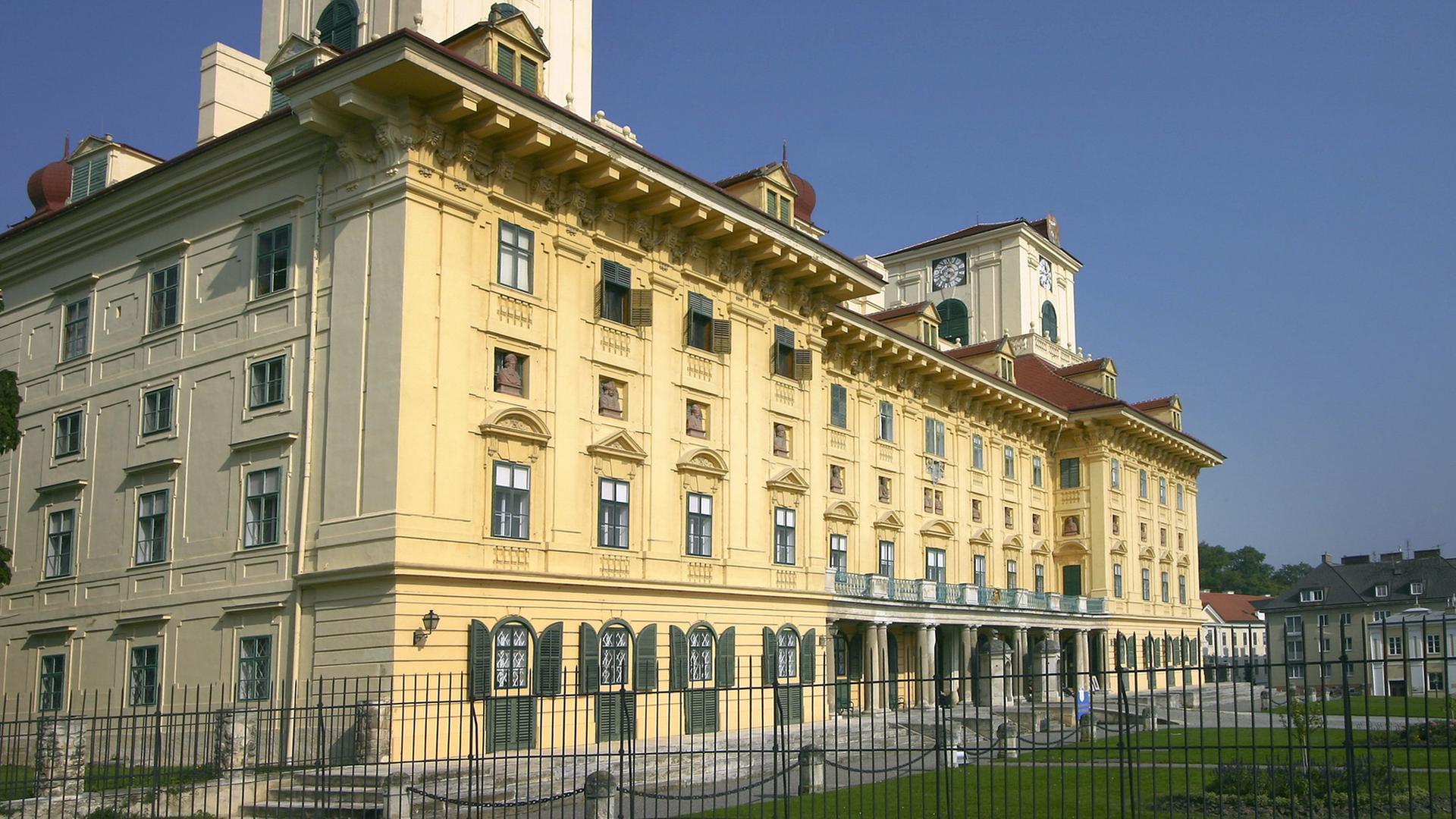 Die Hauptfront von Schloss Esterhazy in Eisenstadt im österreichischen Burgenland. Hier hat Joseph Haydn den größten Teil seiner mehr als 1000 Werke komponiert