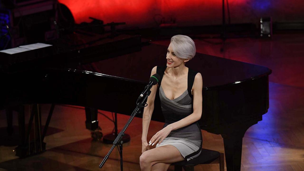 Lisa Eckhart auf der Bühne des Kurhaus Meran Lisa Eckhart auf der Bühne des Kurhaus Meran