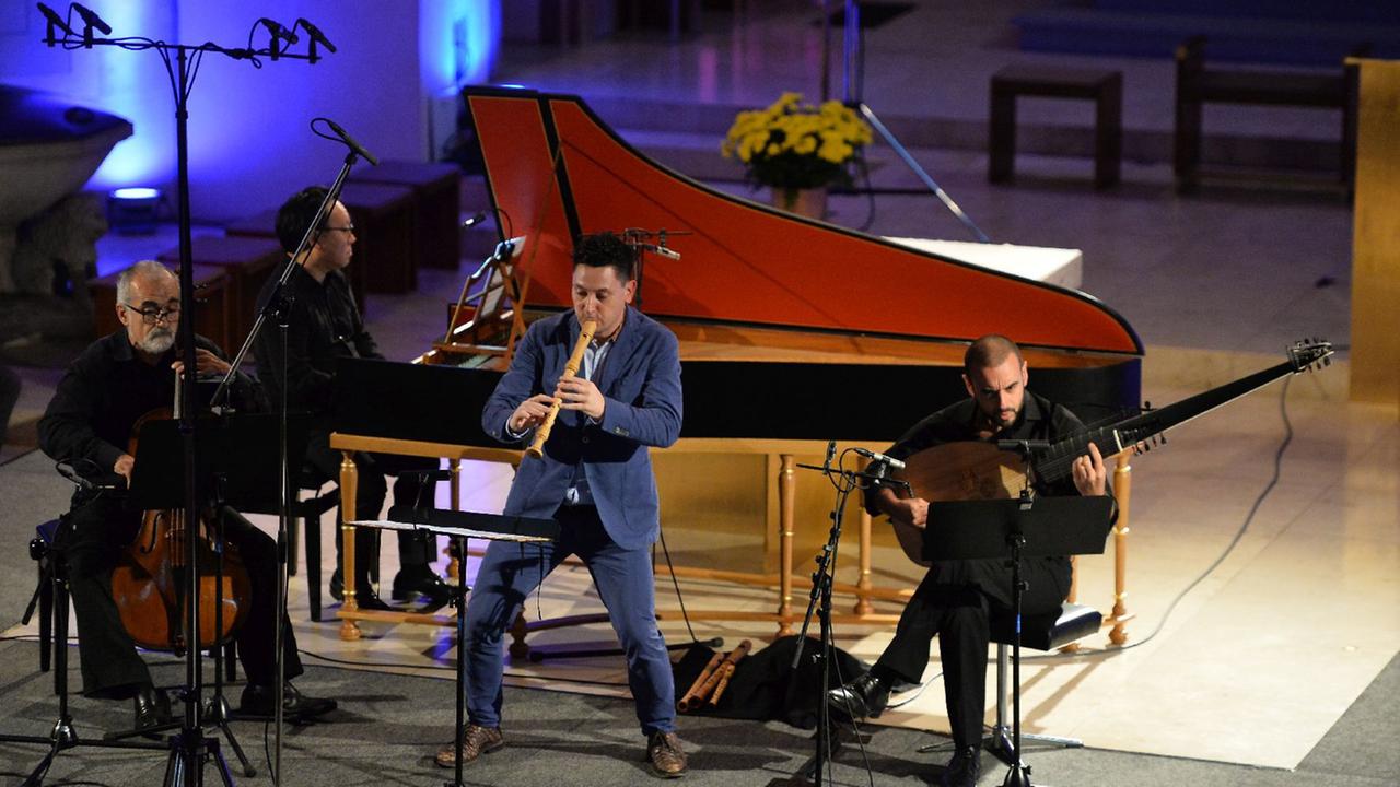 RMF 2017: Miroslav Nemec: Nemec Platz bitte! in der Domäne Rauenthal Miroslav Nemec Gesang & Gitarre Christoph Weber Klavier © RMF / Ansgar Klostermann RMF 2017: Miroslav Nemec: Nemec Platz bitte! in der Domäne Rauenthal Miroslav Nemec Gesang & Gitarre Christoph Weber Klavier © RMF / Ansgar Klostermann