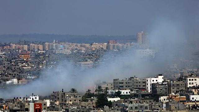 Rauch steigt auf nach einem israelischen Luftangriff auf Gaza Stadt am 28. Juli 2014.