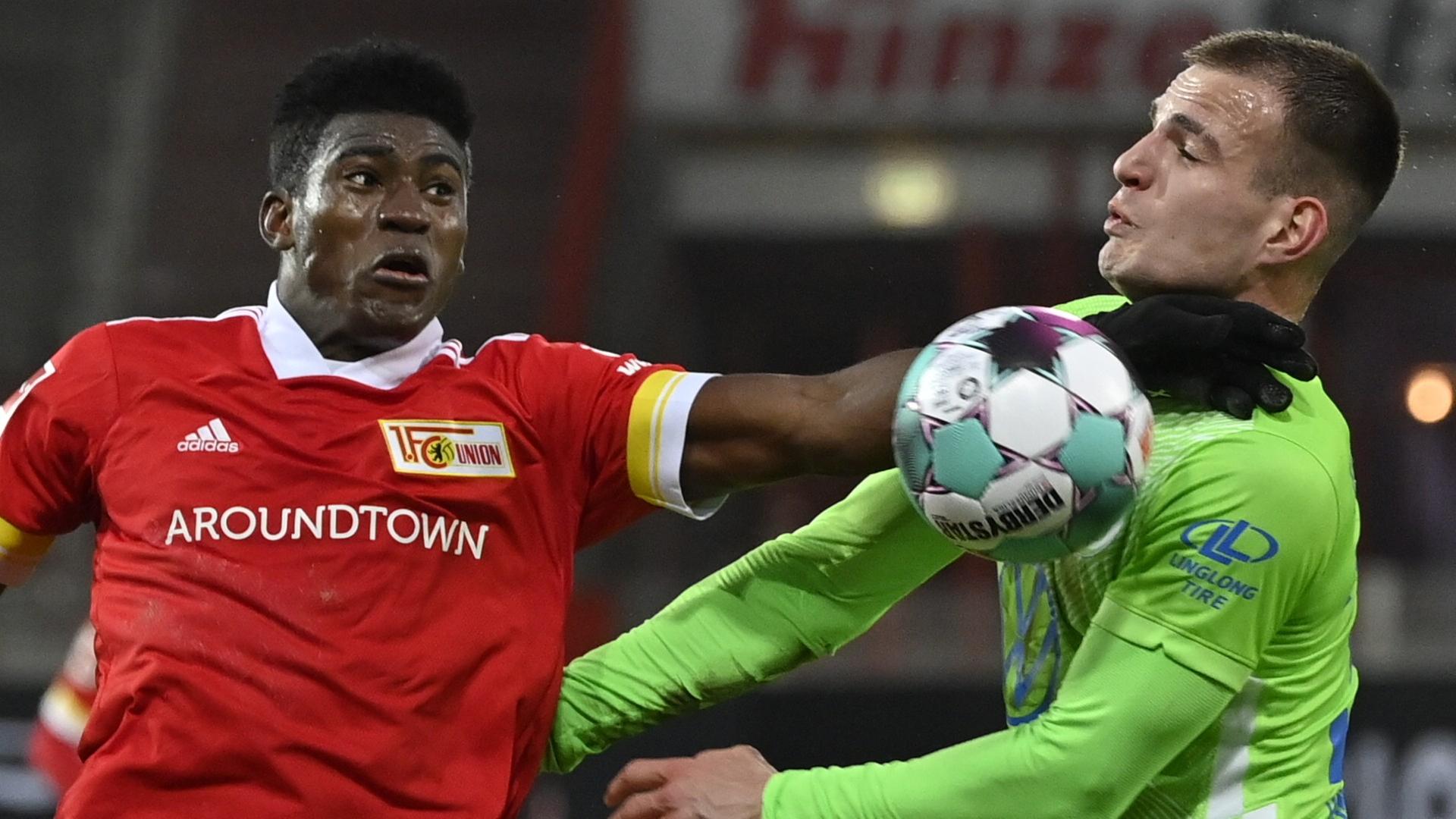 Die beiden Spieler kämpfen um den Ball, Awoniyis Hand liegt an Pongracics Kehle. Die beiden Spieler kämpfen um den Ball, Awoniyis Hand liegt an Pongracics Kehle.