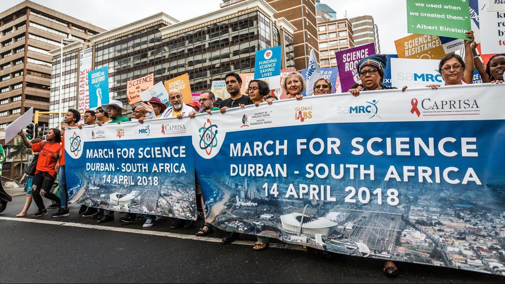 Das Foto zeigt Demonstranten auf dem "March for Science" in Durban/Südafrika am 14.4.2018. Das Foto zeigt Demonstranten auf dem "March for Science" in Durban/Südafrika am 14.4.2018.