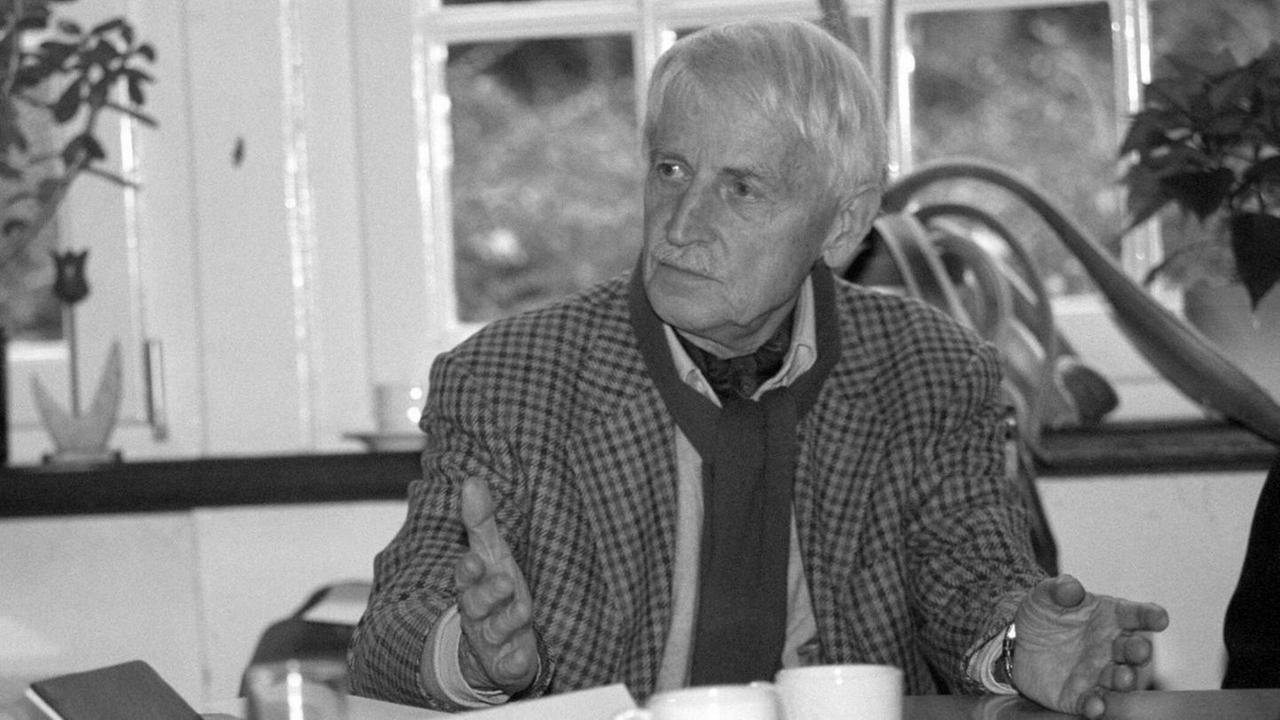 Bildnummer: 56958623 Datum: 12.11.2004 Copyright: imago/teutopress Dr. Jürgen Manthey (re.) mit Lutz Seiler 11/04 thg Mann Literatur Treffen Treffen in Telgte Autor Autoren Schriftsteller grauhaarig dunkelhaarig kurzhaarig leger halb quer sitzend lächelnd Gespräch Gesprächsrunde sprechend Werkstattgespräch 4. Schriftstellertreffen am 12.11.2004 in Telgte People x0x xkg 2004 quer 56958623 Date 12 11 2004 Copyright Imago Dr Jürgen Manthey right with Lutz Seiler 11 04 THG Man Literature Meeting Meeting in Telgte Author Authors Writer grauhaarig dark haired short casual half horizontal seated smiling Conversation Round of talks Spoken Workshop discussion 4 at 12 11 2004 in Telgte Celebrities x0x xkg 2004 horizontal Bildnummer: 56958623 Datum: 12.11.2004 Copyright: imago/teutopress Dr. Jürgen Manthey (re.) mit Lutz Seiler 11/04 thg Mann Literatur Treffen Treffen in Telgte Autor Autoren Schriftsteller grauhaarig dunkelhaarig kurzhaarig leger halb quer sitzend lächelnd Gespräch Gesprächsrunde sprechend Werkstattgespräch 4. Schriftstellertreffen am 12.11.2004 in Telgte People x0x xkg 2004 quer 56958623 Date 12 11 2004 Copyright Imago Dr Jürgen Manthey right with Lutz Seiler 11 04 THG Man Literature Meeting Meeting in Telgte Author Authors Writer grauhaarig dark haired short casual half horizontal seated smiling Conversation Round of talks Spoken Workshop discussion 4 at 12 11 2004 in Telgte Celebrities x0x xkg 2004 horizontal