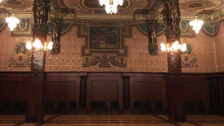Ein Blick in den Jugendstilraum, der früher ein Kino war und heute als Kammermusiksaal genutzt wird. Ein Blick in den Jugendstilraum, der früher ein Kino war und heute als Kammermusiksaal genutzt wird.