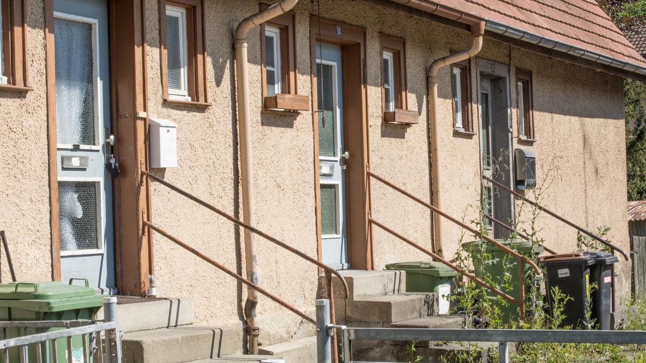 Der Ummenwinkel, einem Wohngebiet am Rande Ravensburgs, war im Nationalsozialismus ein Zwangslager für Sinti und Roma, bevor sie in Konzentrationslager deportiert wurden. Hier verbrachte Dotschy Reinhardt einen Teil ihrer Kindheit. Der Ummenwinkel, einem Wohngebiet am Rande Ravensburgs, war im Nationalsozialismus ein Zwangslager für Sinti und Roma, bevor sie in Konzentrationslager deportiert wurden. Hier verbrachte Dotschy Reinhardt einen Teil ihrer Kindheit.