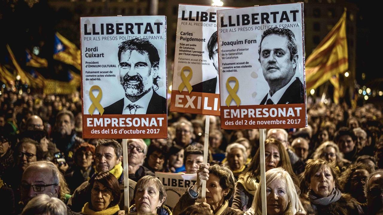 Demonstranten zeigen Plakate mit Abbildungen inhaftierter katalanischer Separatistenführer bei einem Protest gegen den gerichtlichen Prozess, der gegen sie geführt wird. Demonstranten zeigen Plakate mit Abbildungen inhaftierter katalanischer Separatistenführer bei einem Protest gegen den gerichtlichen Prozess, der gegen sie geführt wird.