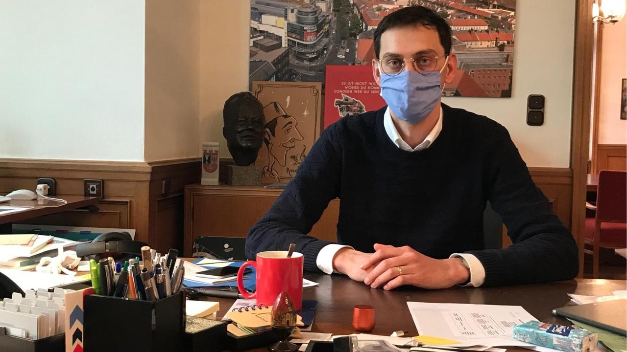 Neuköllns Bezirksbürgermeister Martin Hikel in seinem Büro Neuköllns Bezirksbürgermeister Martin Hikel in seinem Büro