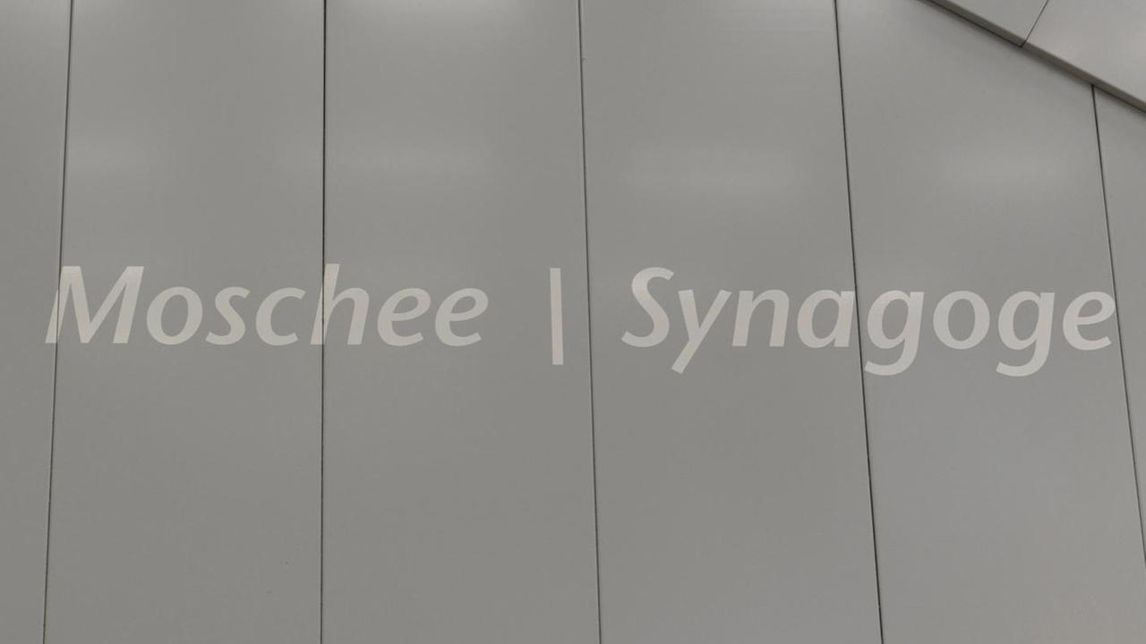 Der Schriftzug "Moschee und Synagoge" an einem Terminal des Flughafens in Frankfurt am Main Der Schriftzug "Moschee und Synagoge" an einem Terminal des Flughafens in Frankfurt am Main