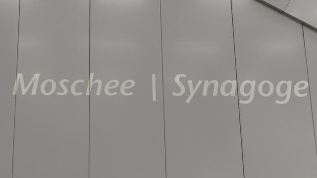 Der Schriftzug "Moschee und Synagoge" an einem Terminal des Flughafens in Frankfurt am Main