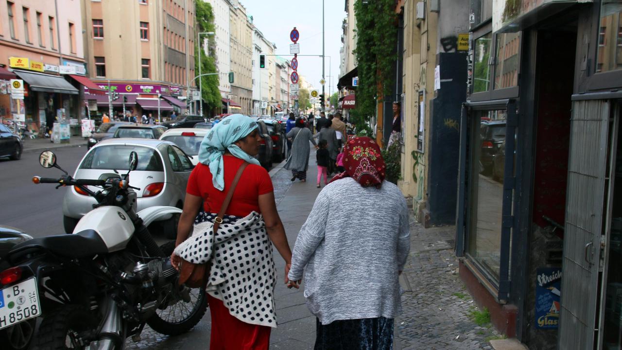 Die Oranienstraße in Berlin-Kreuzberg zwischen Oranienplatz und Heinrichplatz Die Oranienstraße in Berlin-Kreuzberg zwischen Oranienplatz und Heinrichplatz
