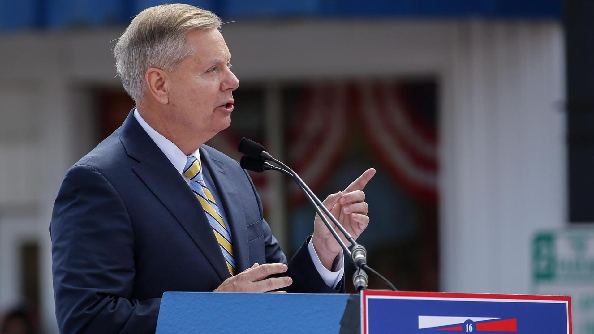 Der Republikaner Lindsey Graham an einem Rednerpult Der Republikaner Lindsey Graham an einem Rednerpult