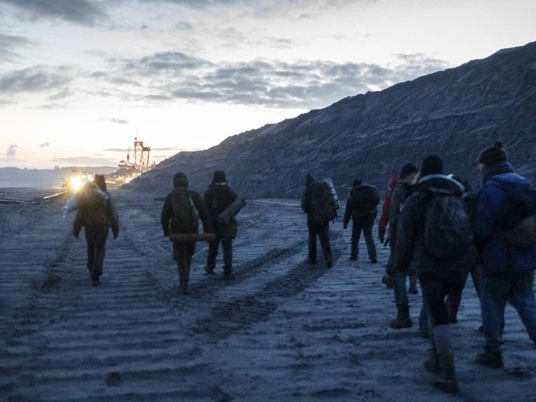 Das Foto zeigt Aktivisten von "Ende Gelände" im Tagebau Hambach im Oktober 2018.
