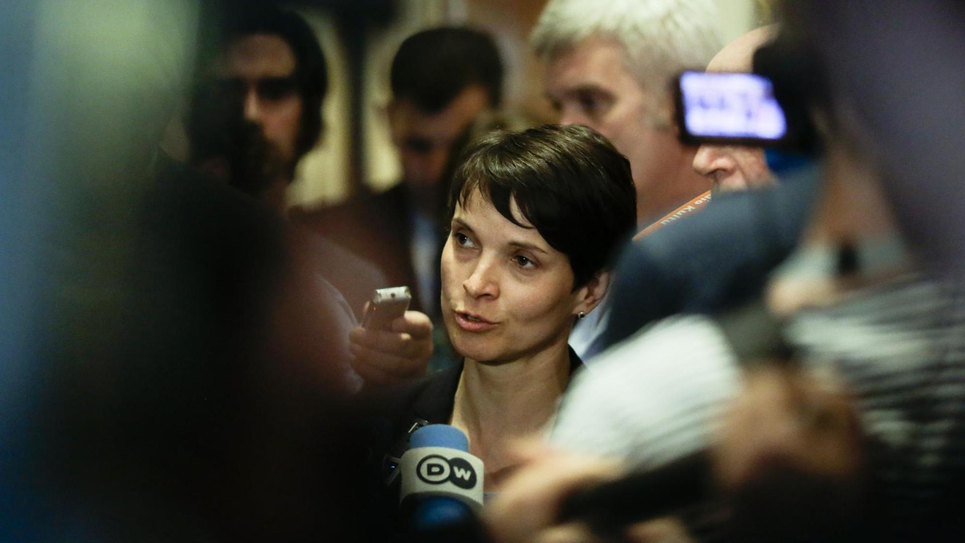 Die AfD-Bundesvorsitzende Frauke Petry nach einem abgebrochenen Treffen mit dem Zentralrat der Muslime. Die AfD-Bundesvorsitzende Frauke Petry nach einem abgebrochenen Treffen mit dem Zentralrat der Muslime.