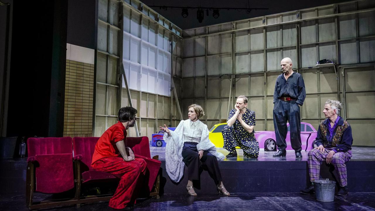 Auf dem Bild: Jeremy Mockridge, Judith Hofmann, Milan Peschel, Martin Wuttke, Bernd Moss Auf dem Bild: Jeremy Mockridge, Judith Hofmann, Milan Peschel, Martin Wuttke, Bernd Moss
