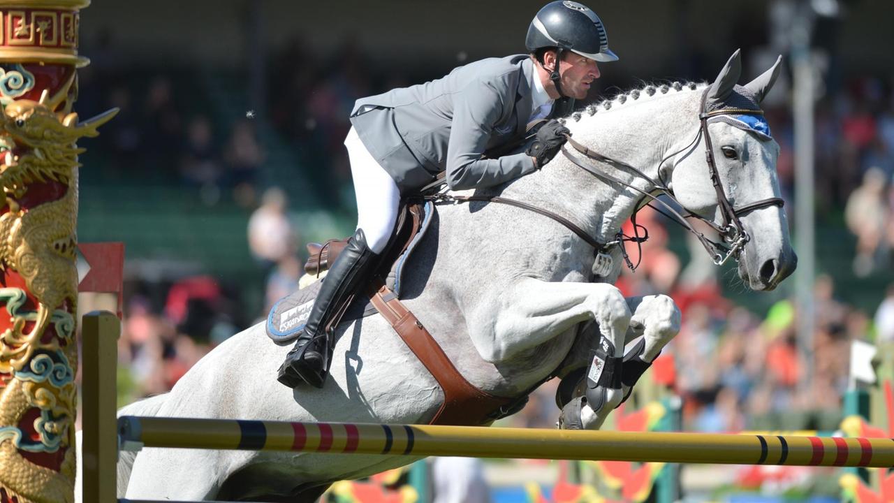 Der deutsche Springreiter Philipp Weishaupt gewinnt mit seinem Pferd Solitaer die 41. "Suncor Ennergy Winning Round" in Spruce Meadows. Der deutsche Springreiter Philipp Weishaupt gewinnt mit seinem Pferd Solitaer die 41. "Suncor Ennergy Winning Round" in Spruce Meadows.