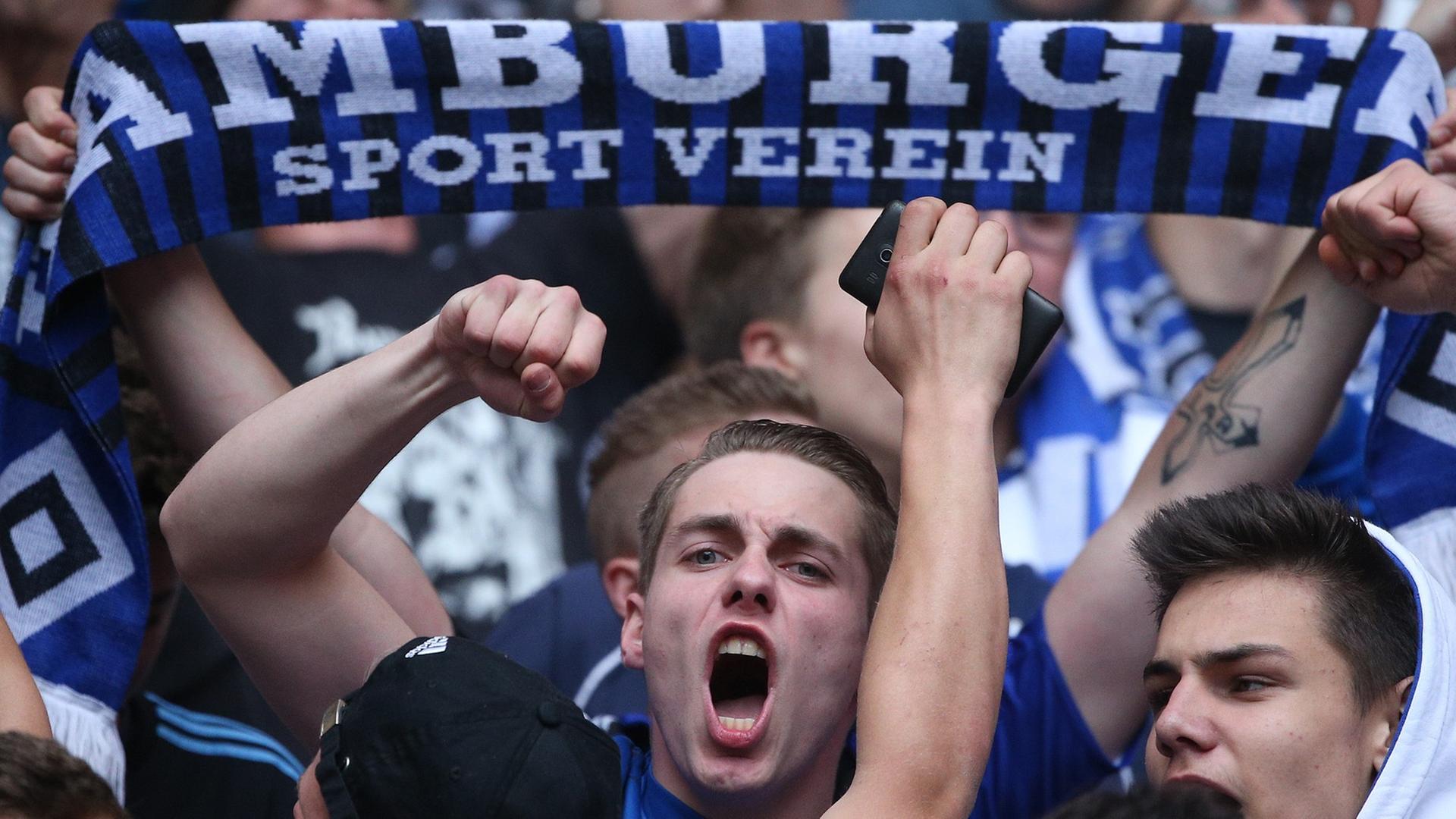 HSV-Fans jubeln in der Hamburger Imtech-Arena nach dem Abpfiff des Relegationsspiels Greuther Fürth gegen den Hamburger SV. HSV-Fans jubeln in der Hamburger Imtech-Arena nach dem Abpfiff des Relegationsspiels Greuther Fürth gegen den Hamburger SV.