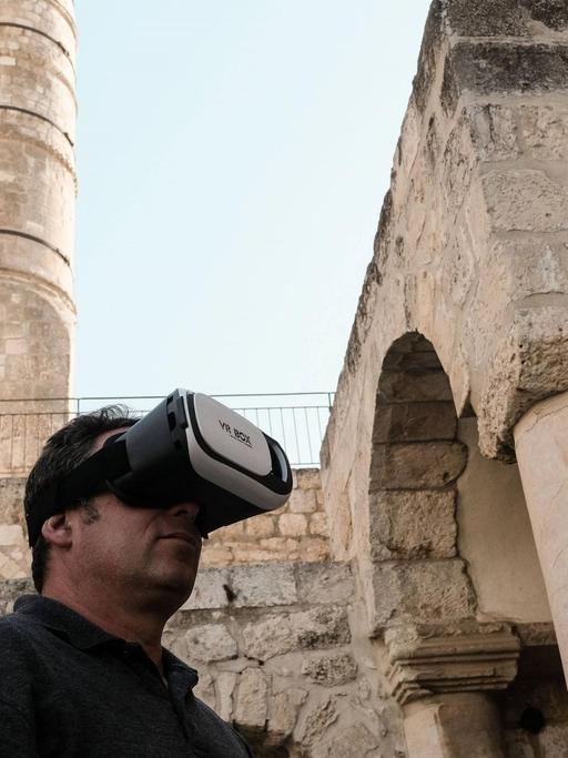 Ein Mann trägt eine VR-Brille in Jerusalem