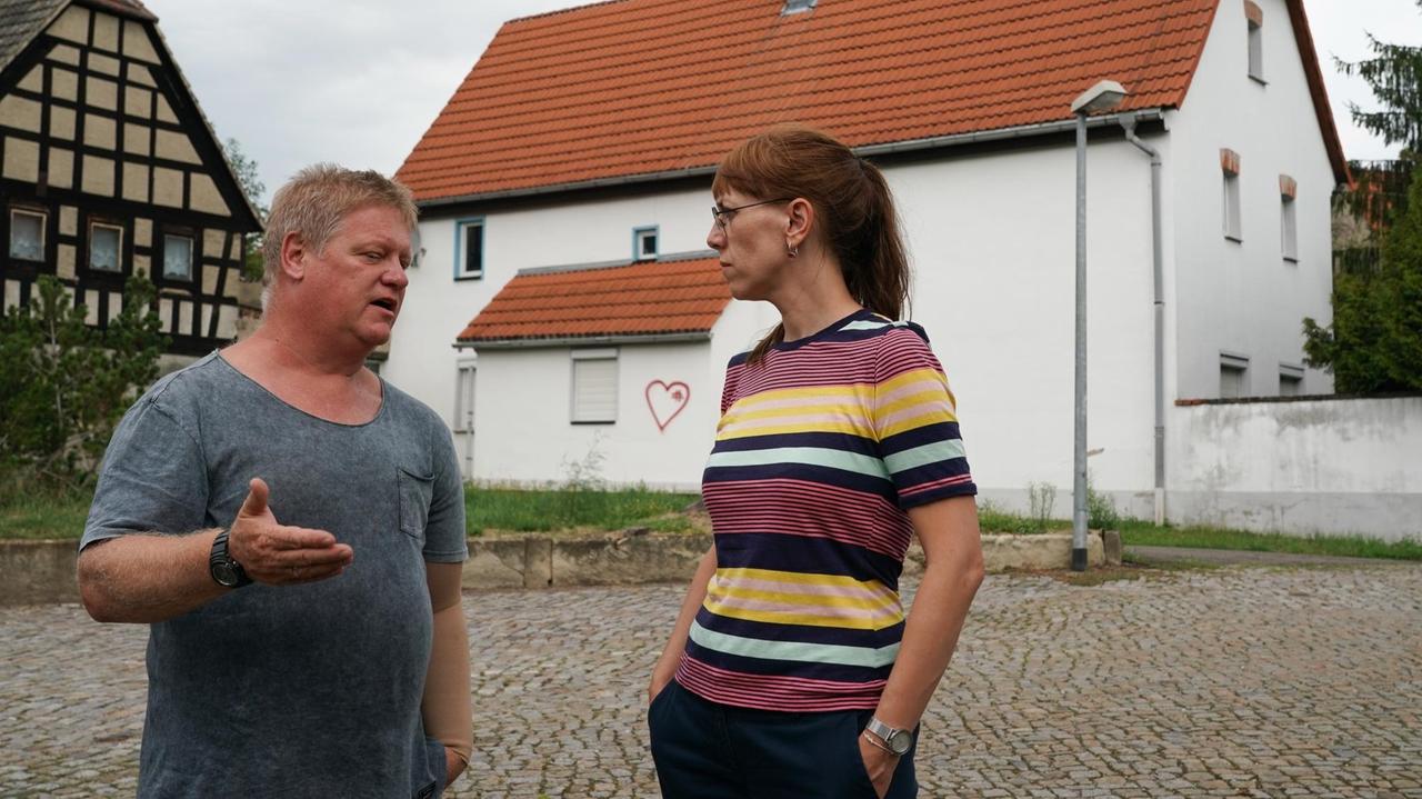 Jens Hausner von der Bürgerinitiative Pro Pödelwitz unterhält sich mit der Politikerin Katja Meier. Jens Hausner von der Bürgerinitiative Pro Pödelwitz unterhält sich mit der Politikerin Katja Meier.