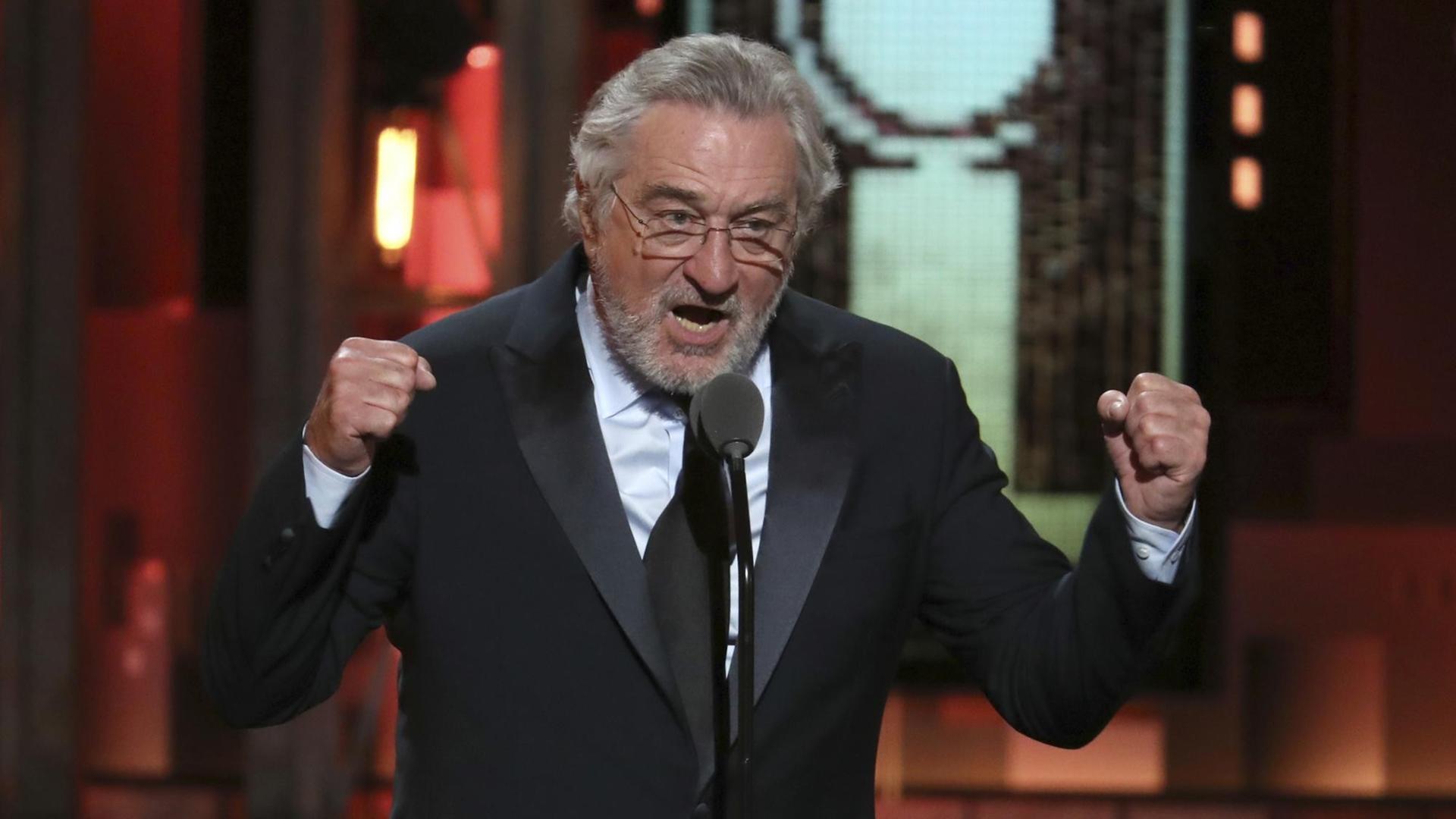 Das Bild zeigt den US-Schauspieler Robert De Niro. Während der Verleihung der 72. Tony Awards in der Radio City Music Hallin New York beleidigt er US-Präsident Trump. Das Bild zeigt den US-Schauspieler Robert De Niro. Während der Verleihung der 72. Tony Awards in der Radio City Music Hallin New York beleidigt er US-Präsident Trump.