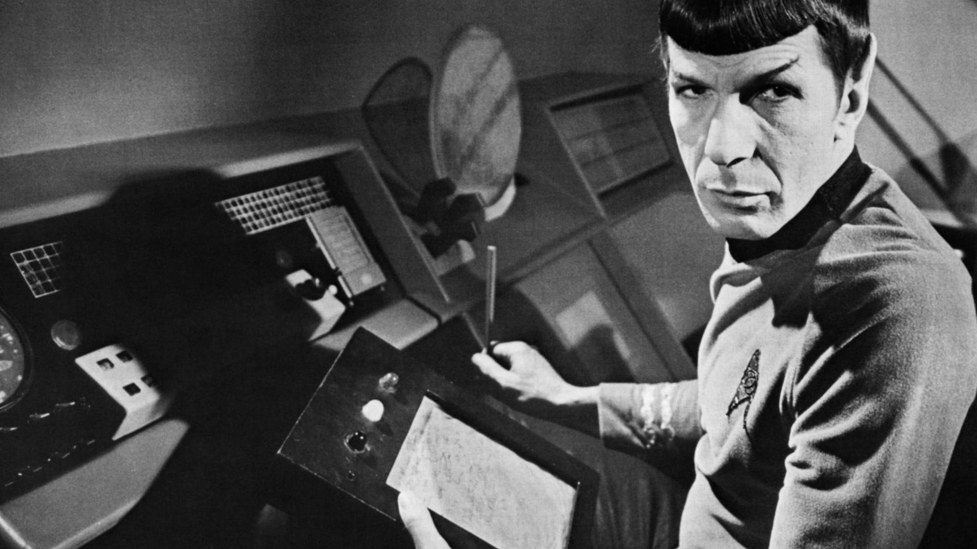 Leonard Nimoy in seiner Rolle als Spock mit einem Taschencomputer in der Hand, der unseren heutigen Tablets ähnelt.
