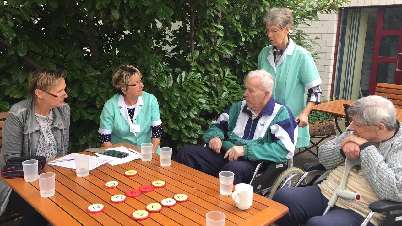 Als ehrenamtliche Betreuerinnen kümmern sich die "Grünen Damen" um Kranke und Pflegebedürftige. Als ehrenamtliche Betreuerinnen kümmern sich die "Grünen Damen" um Kranke und Pflegebedürftige.