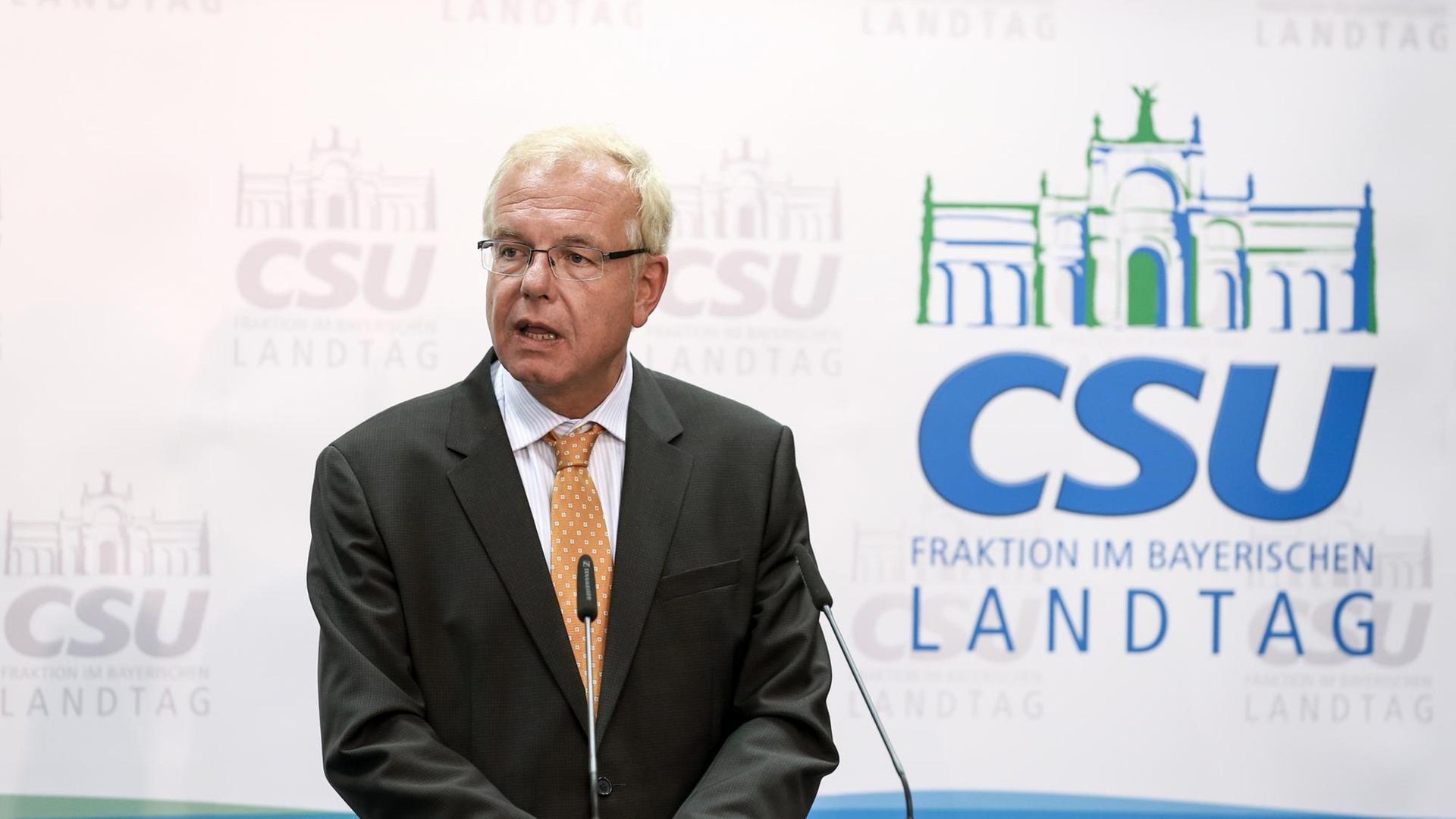 Thomas Kreuzer bei einem Statement, im Hintergrund das Logo der CSU-Fraktion im bayerischen Landtag. Thomas Kreuzer bei einem Statement, im Hintergrund das Logo der CSU-Fraktion im bayerischen Landtag.