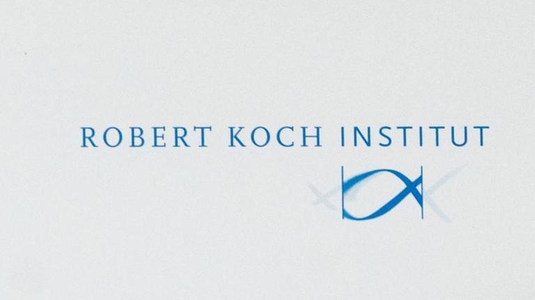 Das RKI-Logo in blauer Schrift auf weißem Papier. Das RKI-Logo in blauer Schrift auf weißem Papier.