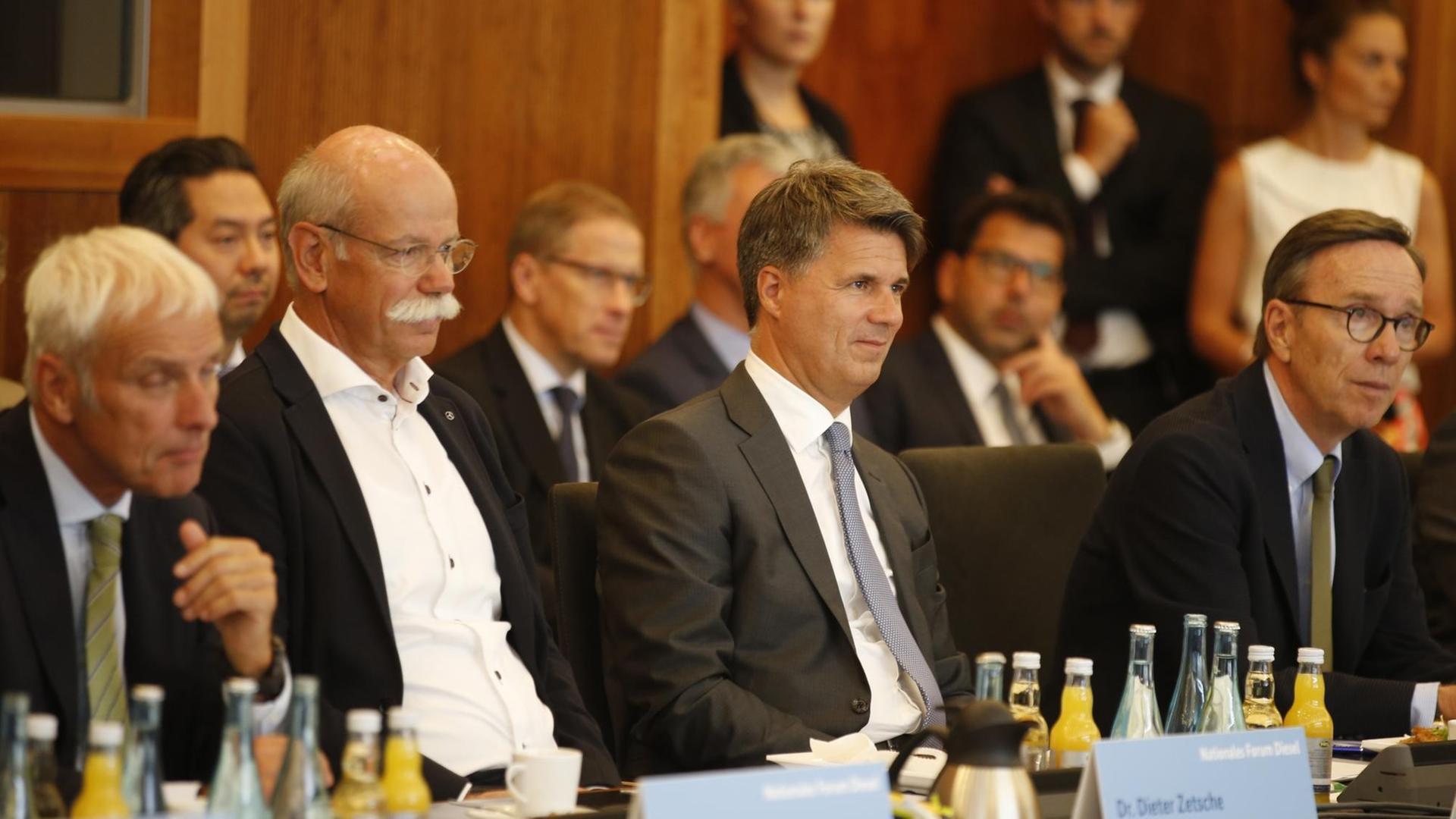 Dieselgipfel in Berlin mit Vertretern von Bund, Ländern und der Autoindustrie. Dieselgipfel in Berlin mit Vertretern von Bund, Ländern und der Autoindustrie.
