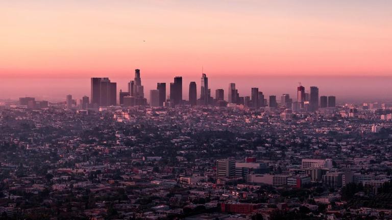 Mit rund 4 Millionen Einwohnern ist Los Angeles die größte Stadt Kaliforniens und nach New York die zweitgrößte der Vereinigten Staaten. Mit rund 4 Millionen Einwohnern ist Los Angeles die größte Stadt Kaliforniens und nach New York die zweitgrößte der Vereinigten Staaten.