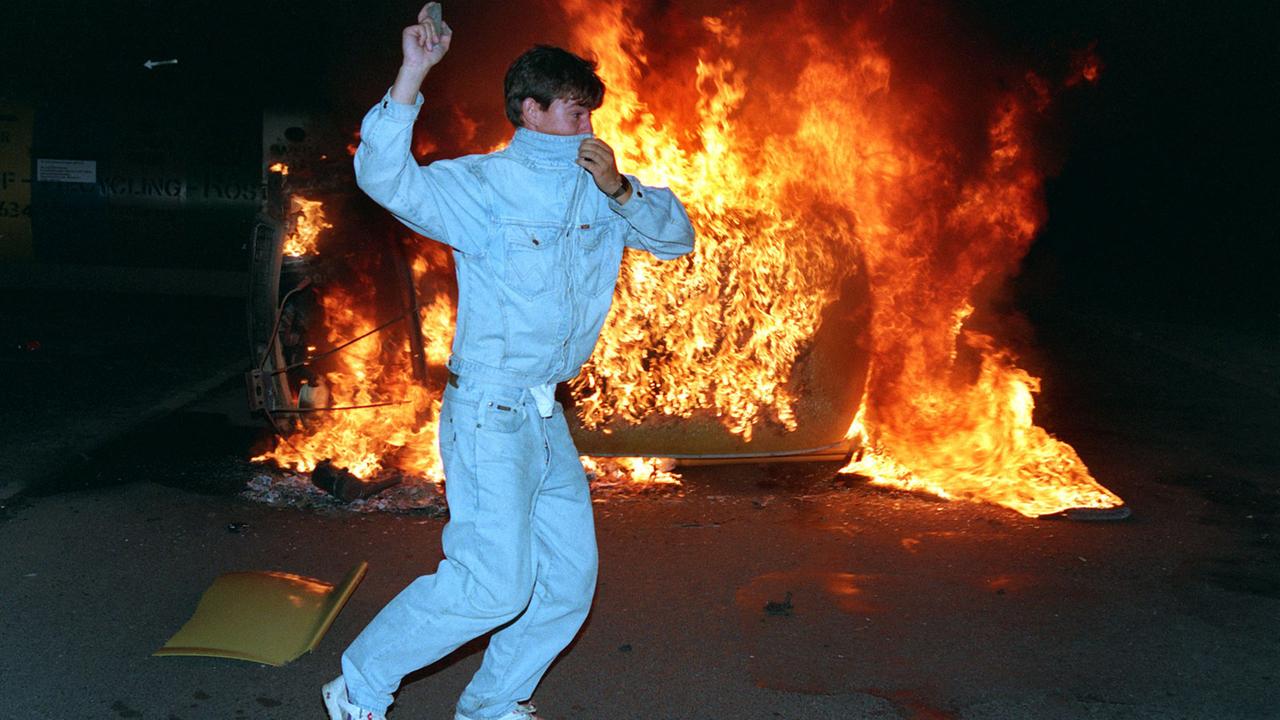 Randalierer bei den ausländerfeindlichen Krawallen 1992 in Rostock-Lichtenhagen. Randalierer bei den ausländerfeindlichen Krawallen 1992 in Rostock-Lichtenhagen.