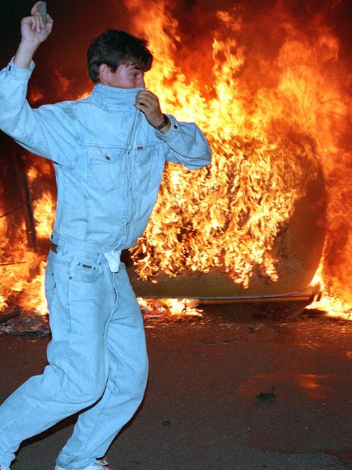Randalierer bei den ausländerfeindlichen Krawallen 1992 in Rostock-Lichtenhagen.