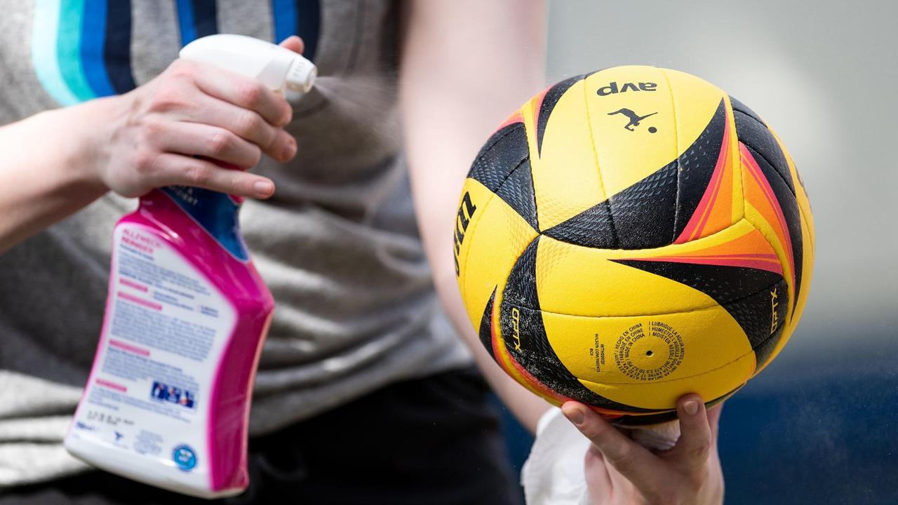 Ein Spielball wird desinfiziert. Ein Spielball wird desinfiziert.