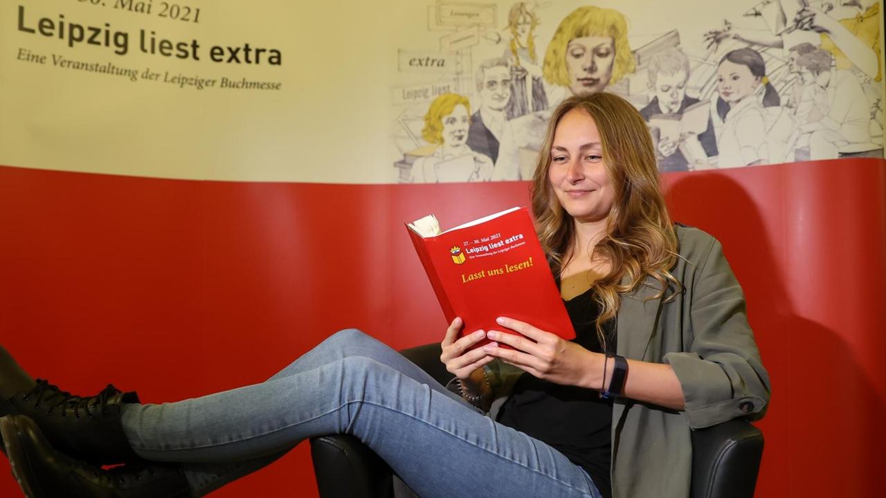 Eine Mitarbeiterin der Leipziger Messe liest im Veranstaltungskatalog von "Leipzig liest". Eine Mitarbeiterin der Leipziger Messe liest im Veranstaltungskatalog von "Leipzig liest".
