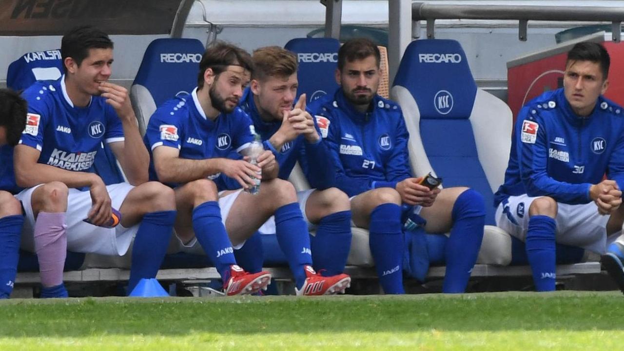Fußball: 2. Bundesliga, Karlsruher SC - 1. FC Kaiserslautern, 31. Spieltag am 29.04.2017 im Wildparkstadion, Karlsruhe (Baden-Württemberg). Die Karlsruher Mannschaft sitzt nach der 1:3 Niederlage auf der Auswechselbank. Fußball: 2. Bundesliga, Karlsruher SC - 1. FC Kaiserslautern, 31. Spieltag am 29.04.2017 im Wildparkstadion, Karlsruhe (Baden-Württemberg). Die Karlsruher Mannschaft sitzt nach der 1:3 Niederlage auf der Auswechselbank.