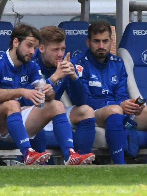 Fußball: 2. Bundesliga, Karlsruher SC - 1. FC Kaiserslautern, 31. Spieltag am 29.04.2017 im Wildparkstadion, Karlsruhe (Baden-Württemberg). Die Karlsruher Mannschaft sitzt nach der 1:3 Niederlage auf der Auswechselbank.