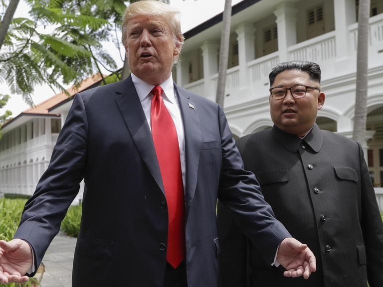 US-Präsident Donald Trump und Nordkoreas achthaber Kim Jong Un unterhalten sich mit Medienvertretern nach dem Lunch im Capella Resort auf der Insel Sentosa.
